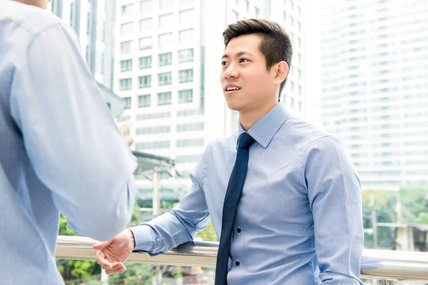 Knappe Aziatische Chinese Zakenman Praten Met Collega Buiten Stad Met — Stockfoto