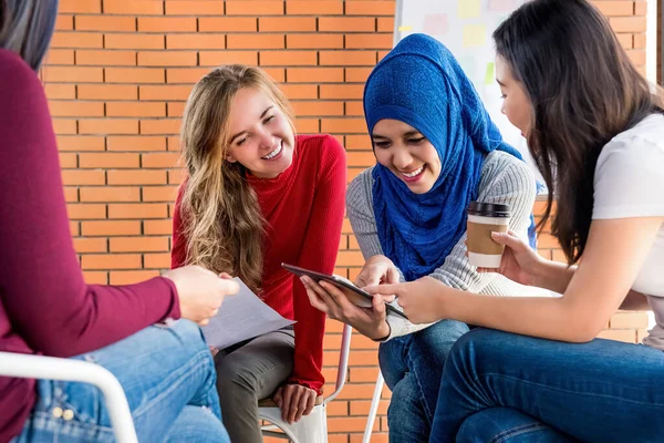 Mujeres Multiétnicas Ropa Casual Colorida Mirando Tableta Juntos Reunión Grupo —  Fotos de Stock