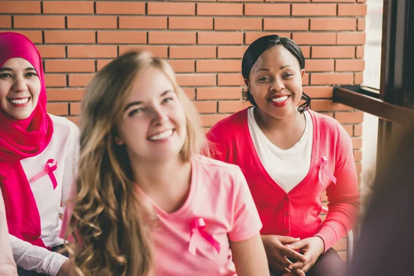 Diverse Frauengruppen Pinkfarbener Kleidung Mit Schleifen Treffen Sich Zur Brustkrebs — Stockfoto