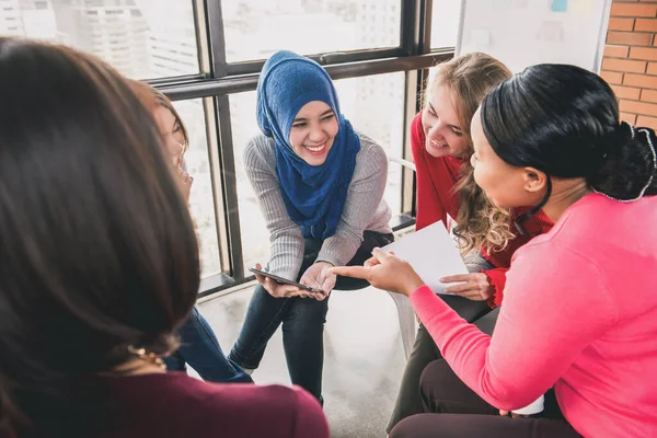 Diversas Mujeres Sentadas Círculo Disfrutando Compartir Historias Reunión Grupo — Foto de Stock