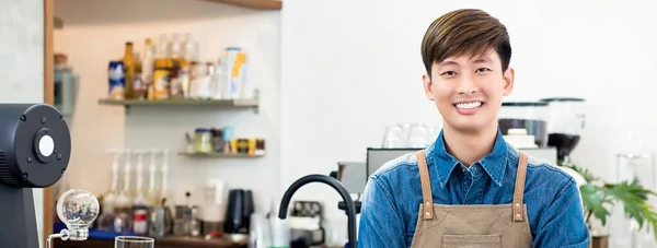 Glada Unga Asiatiska Mannen Entreprenör Står Vid Disken Sitt Eget — Stockfoto