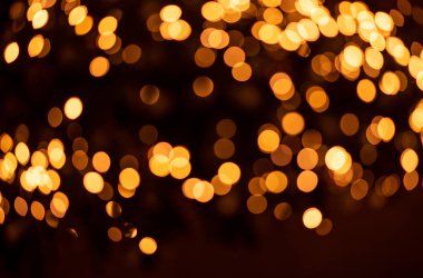 Koyu bir arka planda çok renkli bir bokeh. Soyutlama