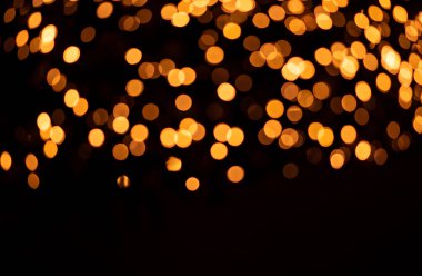 Koyu bir arka planda çok renkli bir bokeh. Soyutlama