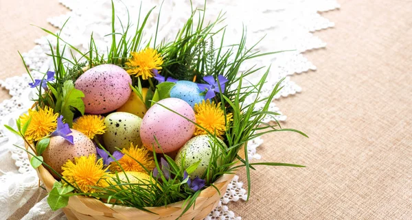 Pasqua Congratulazioni Vacanza Primaverile Pasqua Uova Variopinte Cesto Decorato Con — Foto Stock