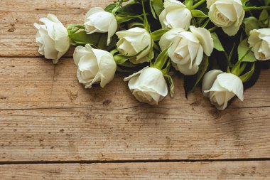 Eski ahşap bir arka planda beyaz güller. Eski model. Çerçeve. Tebrikler.