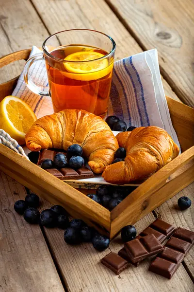 Petit Déjeuner Sur Plateau Thé Citron Dans Une Tasse Verre — Photo