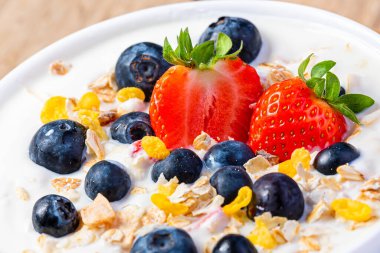 Tahıllı yoğurt, çilek ve yabanmersini..