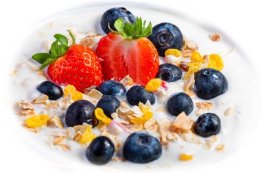 Tahıllı yoğurt, çilek ve yabanmersini..