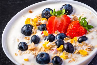 Tahıllı yoğurt, çilek ve yabanmersini..