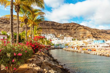 Seyahat ve turizm. Büyük Kanarya. Puerto de Mogn kaplıca kasabası