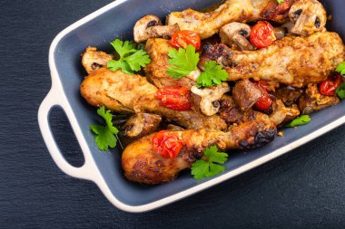 Sebzeli fırında tavuk budu