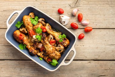 Sebzeli fırında tavuk budu