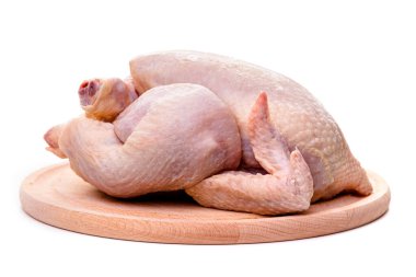 Çiğ tavuk ve sebze. Beyaz arkaplanda izole et