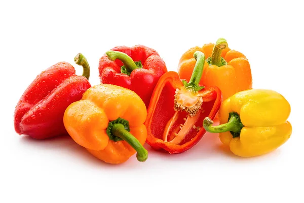 多种颜色的红辣椒 红色和黄色的红辣椒 隔离在一个白色的背景 白色背景的分离 — 图库照片