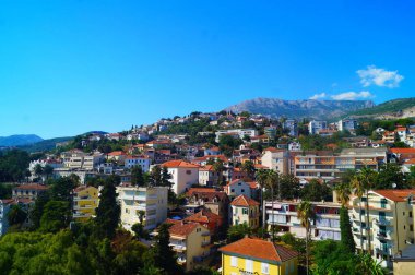 Karadağ 'ın Kotor kentindeki küçük evlerin döşemeli çatıları