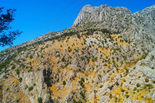 Görkemli ve ulaşılmaz dağlar. Kotor, Karadağ.