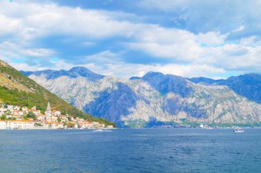 Mavi deniz, görkemli dağlar ve temiz sahil.