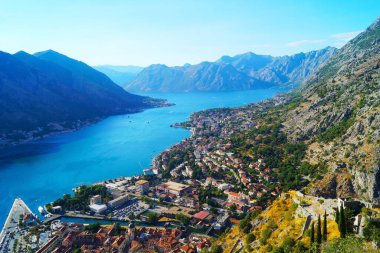 Deniz seviyesinden 3000 metre yukarıda. Güzel dağlar, çarpıcı manzaralar, masmavi deniz..