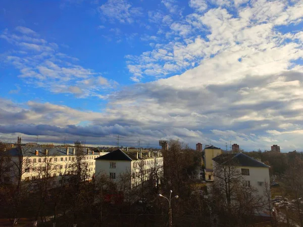 Pofuduk bulutlarıyla göz kamaştırıcı mavi gökyüzü, Rusya