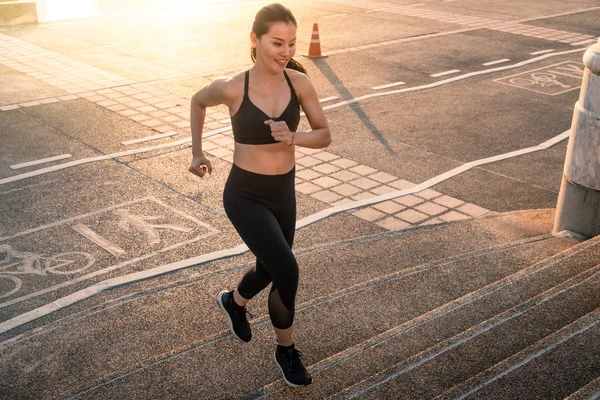 Asiático deportivo en forma mujer corriendo en la escaleras . — Foto de Stock