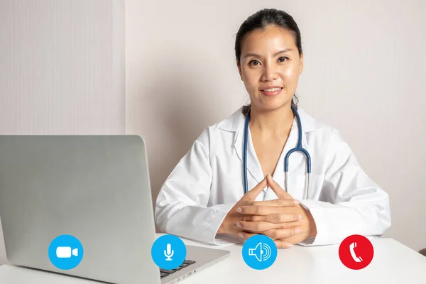 Bilgisayarlı kadın doktor video araması için arıyor.