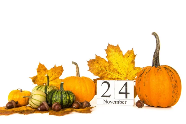 Calabazas y hojas de otoño con fecha 24 noviembre, acción de gracias —  Fotos de Stock
