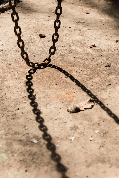 Parte de una cadena de hierro y su sombra — Foto de Stock
