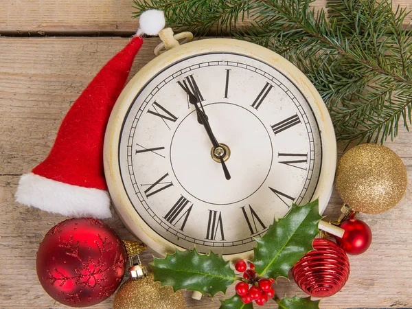 Nahaufnahme einer Uhr an Silvester mit Weihnachtsdekoration — Stockfoto