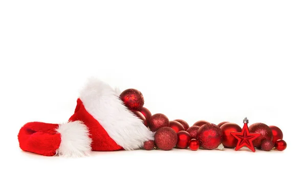 Chapeau de Père Noël avec boules de décoration de Noël rouges — Photo