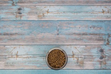 Yukarıda da görüleceği mavi iskele kalası yere kedi köpek maması ile kase