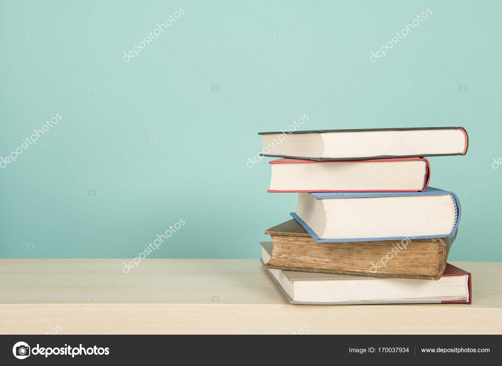 Стопка книг в библиотеке. Подросток с книгой. Стопка книг. Чтение на лето. Книга человек.