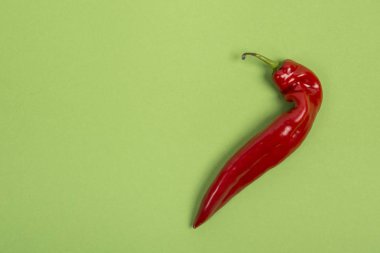 Kırmızı biber kopya için alan bir yeşil zemin üzerine işaret etti