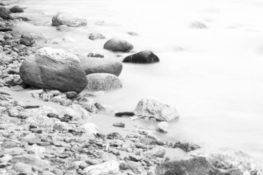 Tarafında siyah ve beyaz taşlarla düzgün akan nehir