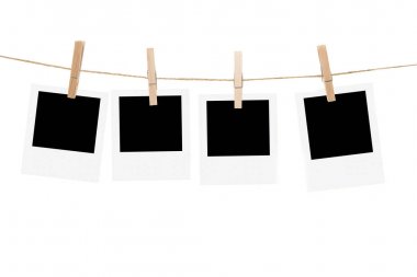 Boş resim çerçeveleri ve beyaz bir arka plan üzerinde izole clothespins çamaşır