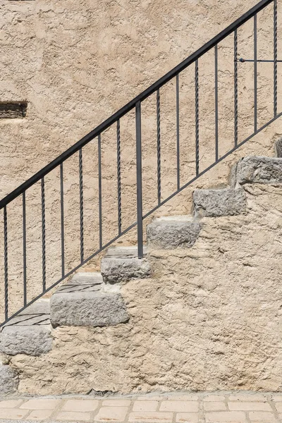 Provence bir evde üzerinde siyah demir parmaklık Fransa