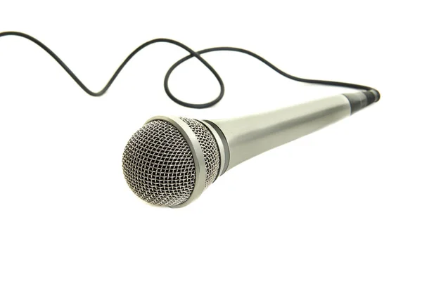 Mikrofon med svart sladd liggande isolerade på en vit bakgrund — Stockfoto