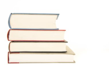 Düz zımba dört kitap üzerinde izole ön görülen bir 