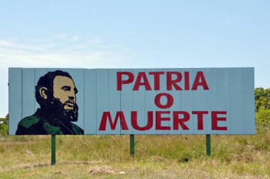 Vatanseverlik veya ölüm belirten Küba yol reklam kurulu