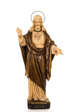 Beyaz bir arka plan üzerinde İsa'nın oldukça antik heykel izole