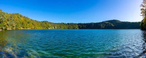 オーヴェルニュのパヴィン湖のパノラマビュー Puy Dome France — ストック写真