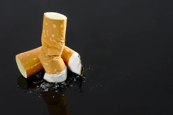 Colillas Cigarrillos Aplastadas Aisladas Sobre Fondo Negro —  Fotos de Stock