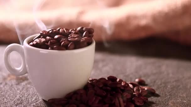 Närbild Torkade Kaffebönor Vit Kopp Rustik Bakgrund — Stockvideo