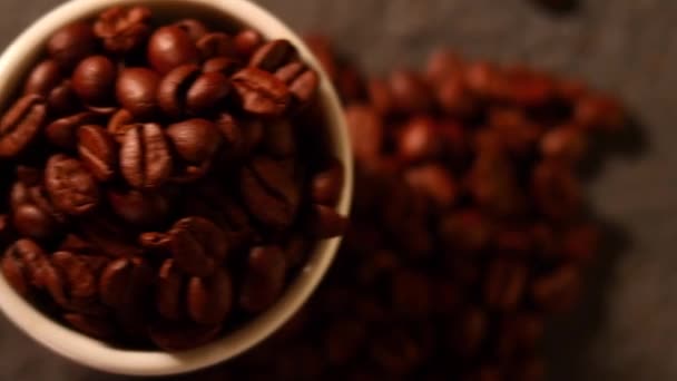 乾燥したコーヒー豆を白いカップの中に閉じ込めて — ストック動画