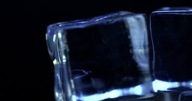 Estetik buz küpleri portre siyah arka plan, rotasyon üzerine