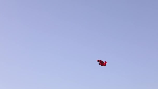 青い空の中国の凧スローモーション — ストック動画