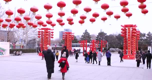 Emberek a kínai újév alatt (Éves Tavaszi Fesztivál) (Peking, Tongzhou, 09 / 02 / 2019) — Stock videók