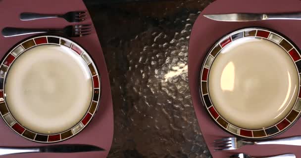 El camarero sirve el plato en la mesa. Alitas de pollo — Vídeo de stock