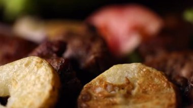 Bbq, Barbekü ve Patates Soğanı düşüyor. 4k, Müfreze