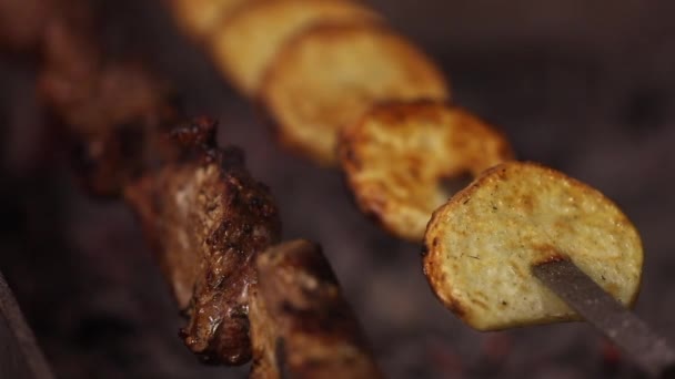 Churrasco, churrasco e batata no espeto. 4K, detalhe — Vídeo de Stock