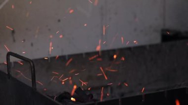 Izgara yemek için ateşi hazırlıyorum. Barbekü yeri, Ağır çekim